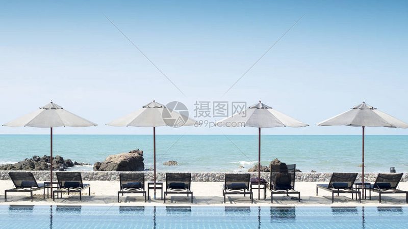 定制旅游的价格受到多种因素的影响，以下是一些关键因素：